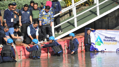 Tabur Benih Ikan di Kalimas Surabaya, Anies Tanamkan Kebaikan untuk Perubahan