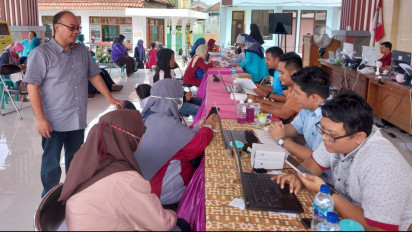 Jelang Pemilu 2024, Warga di Gresik Ramai-ramai Lakukan Perekaman E-KTP