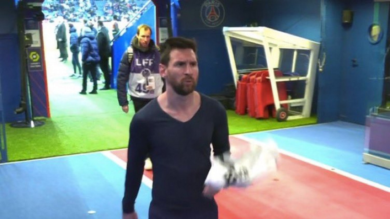 Messi Dicemooh Fans PSG, Masuk Ruang Ganti Tanpa Pamit
            - galeri foto