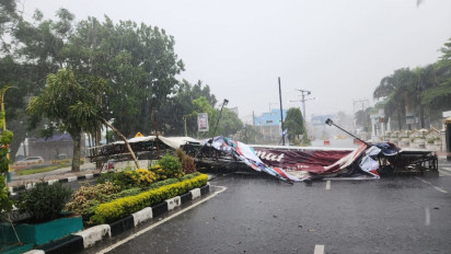 Hujan Disertai Angin Kencang Jatuhkan Papan Reklame di Binjai, 1 Mobil Tertimpa