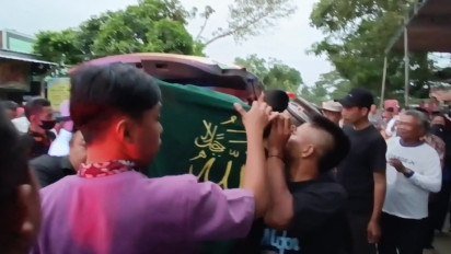 Tiba di Rumah Duka, Jenazah Syabda Perkasa Belawa dan Ibunda Dimakamkan Berdampingan