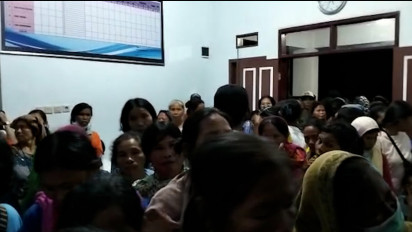 Sudah Antre Lama Saat Penyaluran BPNT Panitia Kehabisan Uang, Ratusan Warga Geruduk Kantor Kecamatan Sangalla Selatan