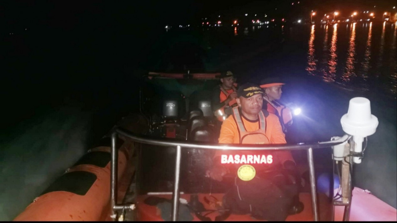 Tim SAR Lakukan Pencarian Terhadap Seorang Nelayan yang Hilang saat Memancing di Buton Selatan
            - galeri foto