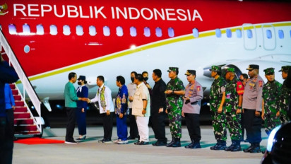 Foto - Foto Kunjungan Presiden Jokowi ke Papua, Prabowo Terlihat di Barisan Rombongan Penjemput Bersama Pejabat Lainnya