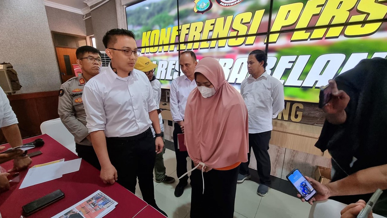Gelapkan Uang Nasabah Rp1,9 Miliar, Teller Koperasi di Batam Jadi Tersangka
            - galeri foto