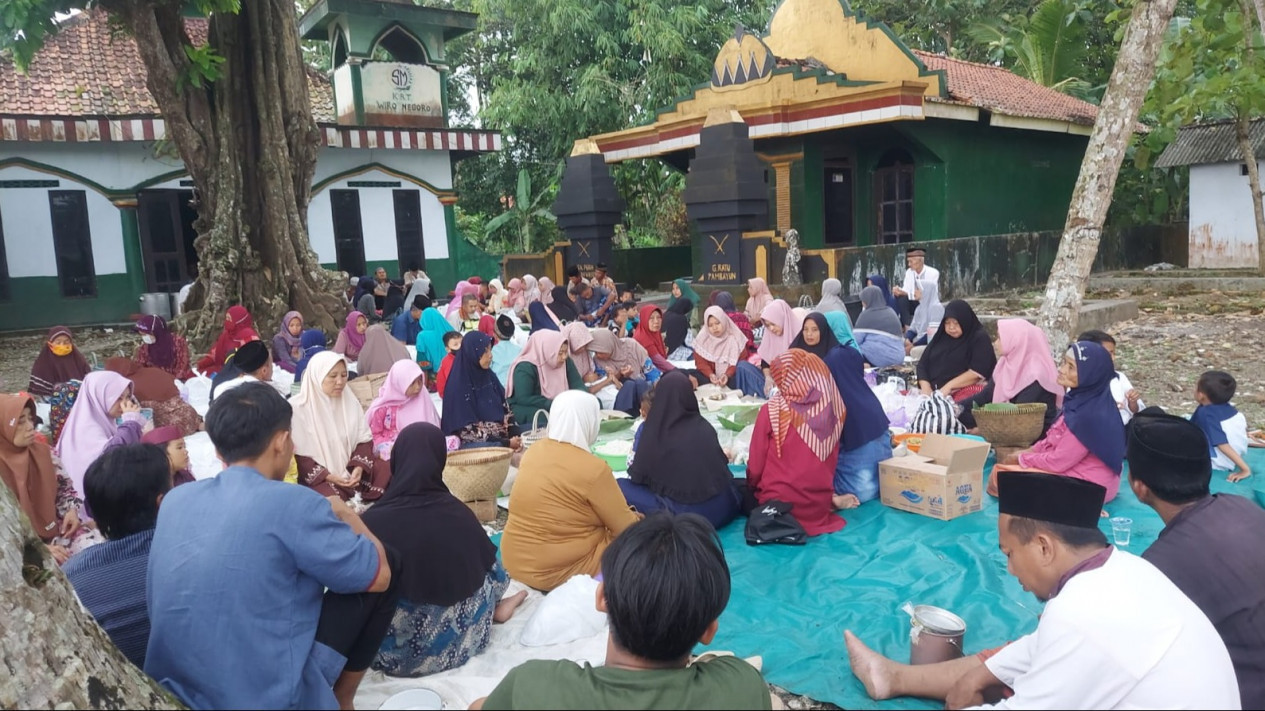 Tradisi Sambut Bulan Ramadhan, Warga di Kebumen Gelar Kenduri di Makam Leluhur
            - galeri foto
