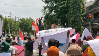 Ratusan Petani Hutan Rakyat Lamongan Geruduk Pemkab, Tuntut Oknum Mafia Perhutani Ditindak Tegas