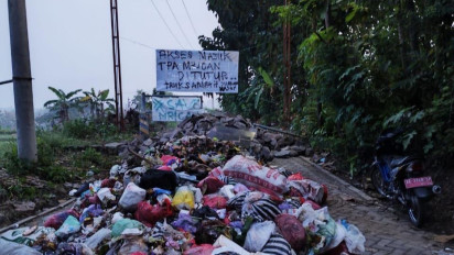 Kesal Pengelolaan Sampah Buruk, Warga Blokade Jalan Akses Masuk ke TPA Mrican