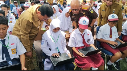 Walikota Madiun Bagikan Ribuan Laptop Gratis untuk Pelajar SD dan SMP se Kota Madiun
