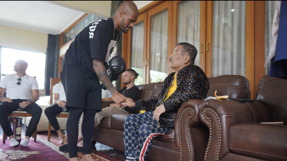 Rombongan Persib Jenguk Umuh Muchtar, Bawa Semangat Tiga Poin untuk Kesembuhan Manajer