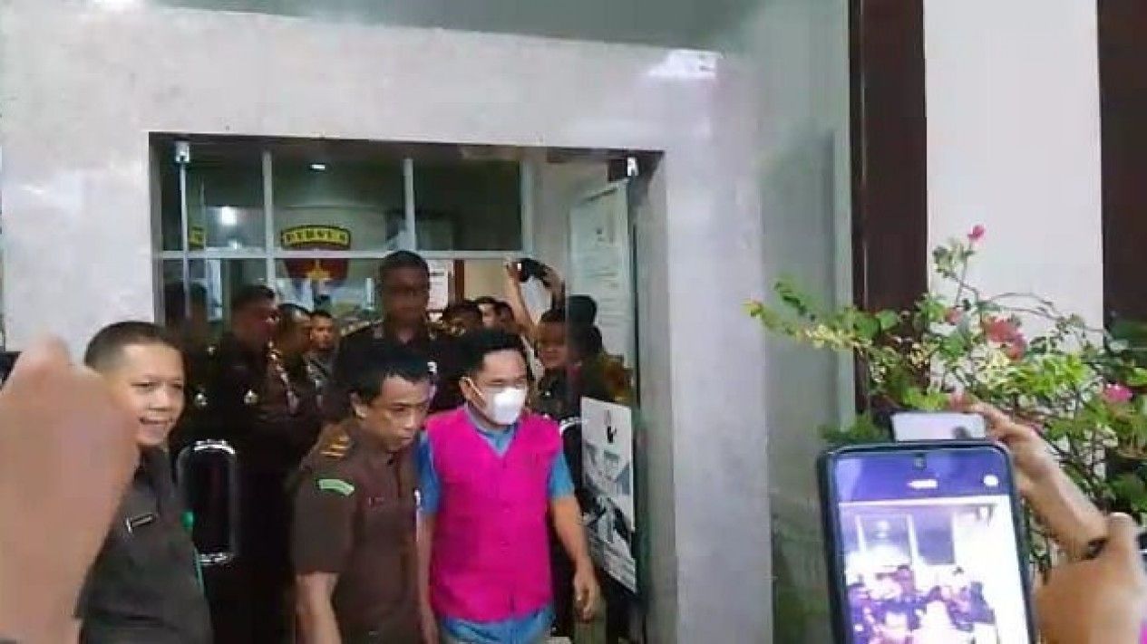 Kejati Lampung Tahan 3 Tersangka Kasus Korupsi Retribusi Sampah DLH Bandar Lampung, Baru Satu Tersangka Kembalikan Uang
            - galeri foto