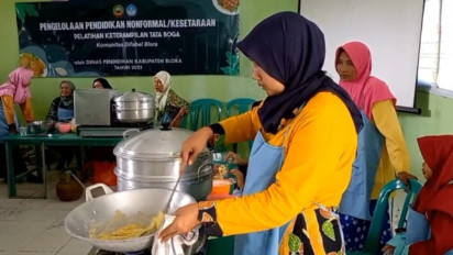 Peluang Usaha Jelang Lebaran, Komunitas Difabel di Blora Antusias Belajar Membuat Kue Kering