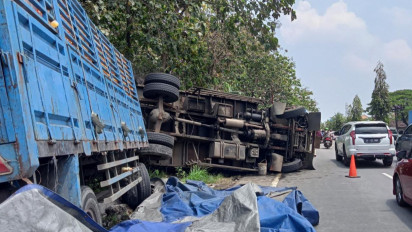 Truk Gandeng Terguling di Jalan Solo-Yogyakarta Wilayah Klaten, Diduga Sopir Mengantuk