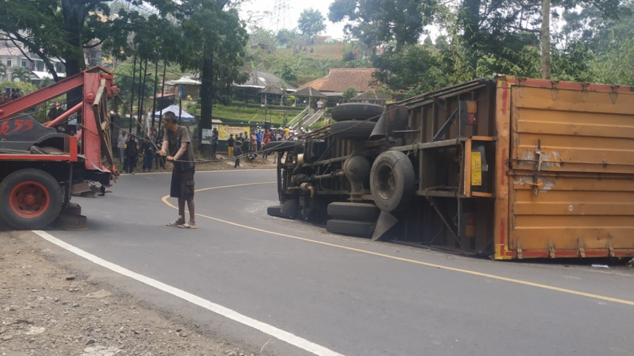 Truk Hilang Kendali Timpa 4 Motor di Tikungan Sanur Sumedang, 1 Orang Tewas
            - galeri foto