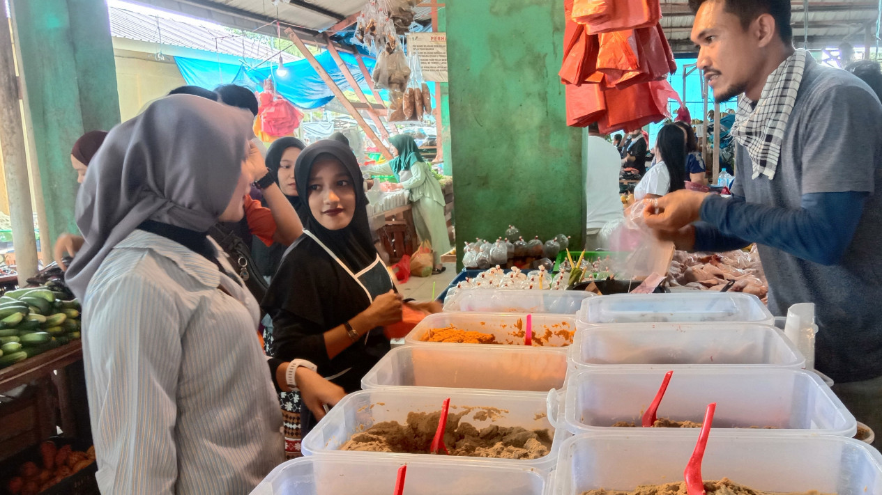Jelang Ramadhan, Pedagang Bumbu Siap Saji di Karimun Kebanjiran Omzet
            - galeri foto