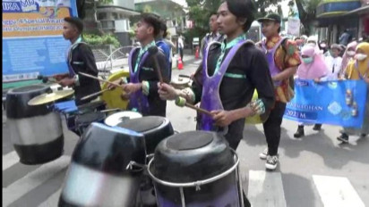 Dimeriahkan Musik Patrol, Pawai Siswa SD di Surabaya Siar Puasa Ramadhan Keliling Kampung