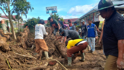 Pascabencana, Masyarakat Surian dan Petugas Singkirkan Material Banjir Bandang