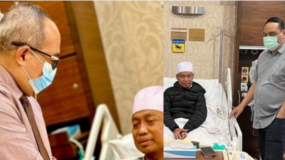 Update Foto Ustadz Das'ad Latif : Dubes RI Untuk Singapura Dan Mantan Wakapolri Sempatkan Menjenguk  di RS. Mount Elizabeth