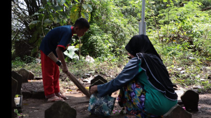 Berkah Ramadhan, Manfaatkan Libur Sekolah Anak di Ponorogo Jadi Tukang Sapu Makam