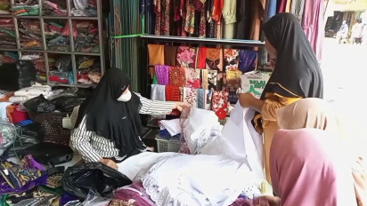 Awal Ramadan, Warga Rembang Ramai Berburu Perlengkapan Ibadah di Pasar Tradisional