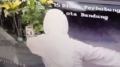 Haduh! Viral Aksi Nyeleneh Wanita di Bandung Joget di Tengah Separator Jalan 
