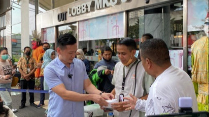 Sempat Tolak Imbalan, Petugas Kebersihan yang Kembalikan Dompet Hotman Paris Terima Uang Segepok hingga Ditawari Pekerjaan