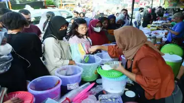 Warga menyambangi Pasar Takjil Benhil untuk melepas rasa penasaran dengan aneka menu buka puasa, di Pasar Takjil Benhil, Jakarta Pusat, Kamis (23/3/2023), pukul 16:00 WIB