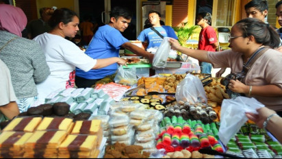 Ramai-ramai Warga Berburu Takjil di Pasar Takjil Benhil, Aneka Penganan Tradisional Jadi Pilihan Menu Berbuka Puasa