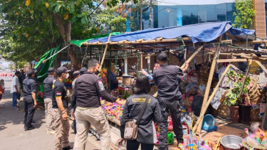Ratusan Lapak Pedagang Dugderan Dibongkar Satpol PP Kota Semarang