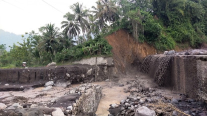Hari Pertama Puasa, Warga Dusun Sumberlangsep kembali Terisolir Akibat Jalur Diterjang Lahar Dingin Semeru di Lumajang