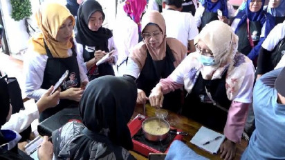 UKM Sahabat Sandi Lampung Ajarkan Emak-emak Membuat Sabun dari Limbah Kopi