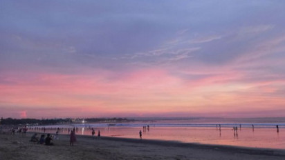 Libur Cuti Bersama, Pantai Kuta Bali Dipadati Pengunjung
