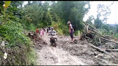 Longsor dan Pohon Tumbang Tutup Badan Jalan di Awan Rantekarua