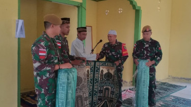 Satgas TNI Beri Bantuan Karpet Sholat di Musala Desa Wayaloar Halmahera Selatan
