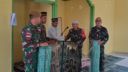 Satgas TNI Beri Bantuan Karpet Sholat di Musala Desa Wayaloar Halmahera Selatan