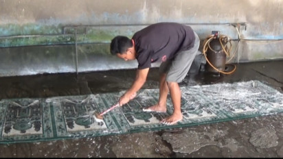 Berkah Ramadhan, Jasa Pencucian Karpet di Magetan Banjir Orderan dari Masjid dan Mushola