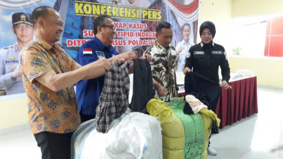 Polda Sumatera Selatan Sita 70 Bal Pakaian Bekas Impor Ilegal