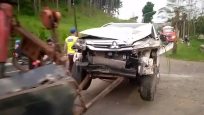 Ngebut, Pajero Seruduk Truk Boks di Jalur Utama Cilacap - Purwokerto