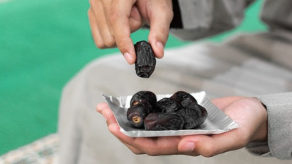 Keutamaan Menyegerakan Berbuka dan Mengakhirkan Makan Sahur di Bulan Ramadan