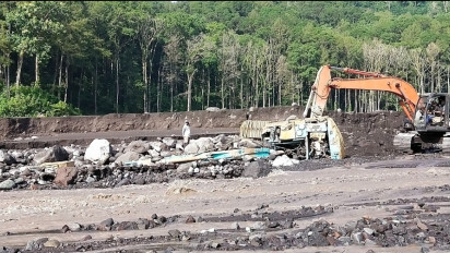 Alat Berat Terseret Lahar Dingin Gunung Semeru Sejauh 500 Meter