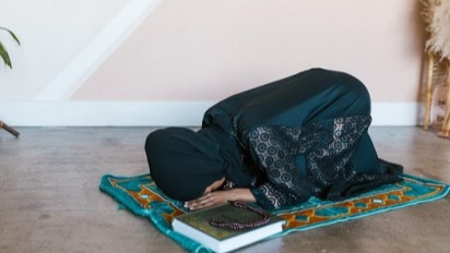 Salah Satu Amalan Rutin yang Dianjurkan, Dzikir Singkat Setelah Shalat Fardhu