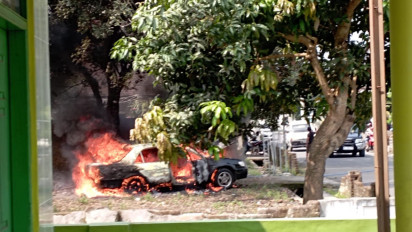 Konsleting Power Audio, Mobil Sedan Milik Warga Blitar Terbakar
