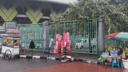 Imbas Tragedi Kanjuruhan, Pedagang Atribut Timnas Mengeluh Jualan Sepi