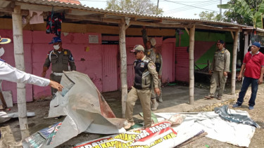 Berbuat Onar saat Bulan Puasa, Warung Makanan Semi Permanen di Bangkalan Ditutup Paksa Satpol PP