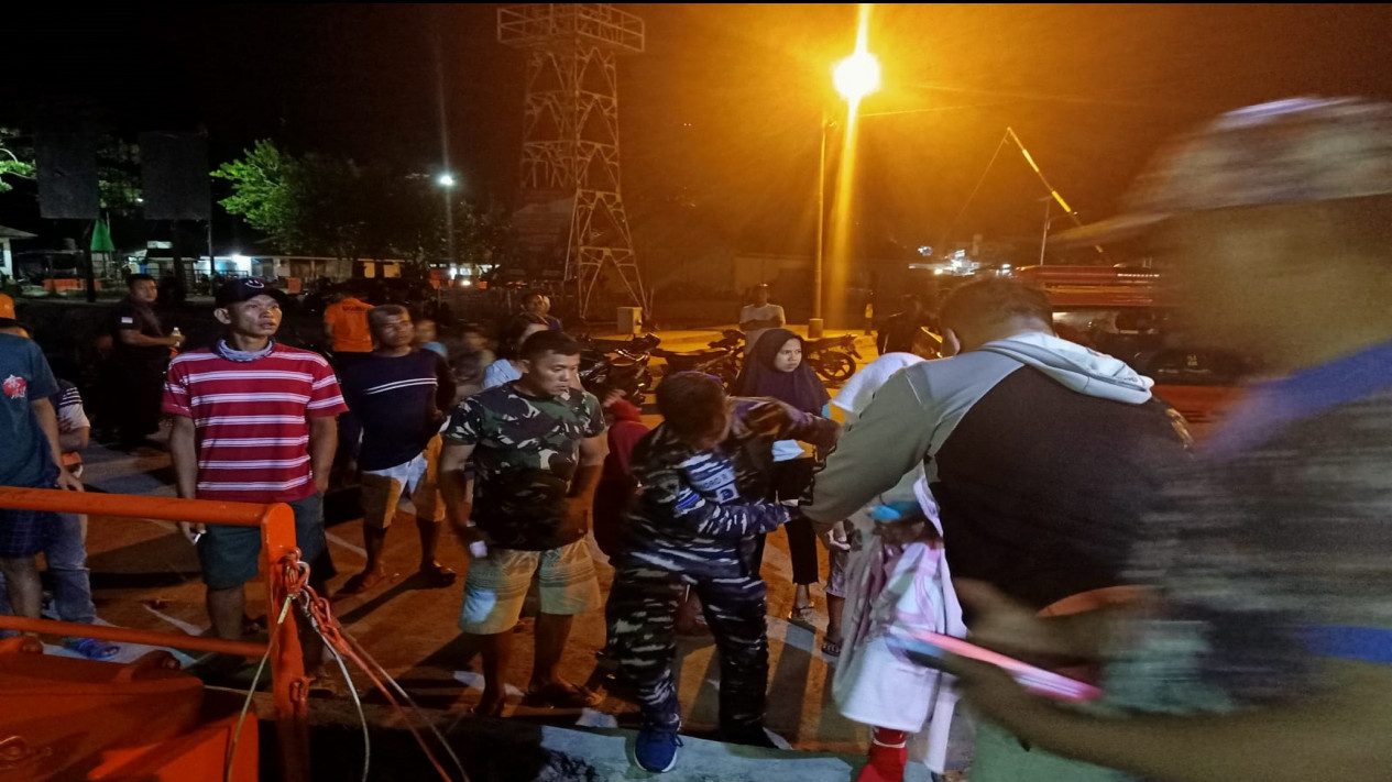 Akhir Hari Kedua Evakuasi Kecelakaan Kapal di Mentawai, 14 Penumpang Ditemukan, Satu Orang Masih Hilang
            - galeri foto