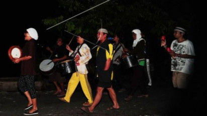 Tradisi “Tongklekan” Bangunkan Sahur Bulan Ramadhan