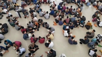 Takjub, Tadarus Bentuk Formasi Lingkaran di Pesantren Ar Raudlatul Hasanah Medan Mampu Khatamkan Al-Qur'an 20 Kali