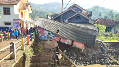 Banjir Bandang Terjang Kabupaten Kuningan, Warga Berjibaku Bersihkan Lumpur