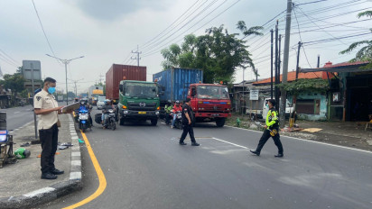 Supoltas dan Seorang Pemotor di Sidoarjo, Tewas Tertabrak Truk Kontainer yang Hindari Truk Putar Balik