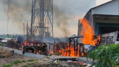 Ditinggal Pemiliknya Mudik, 2 Unit Rumah Bedeng di Gresik Hangus Terbakar